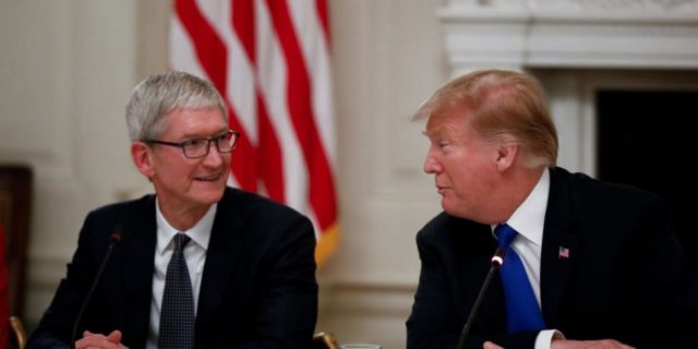Tim Cook ve Donald Trump