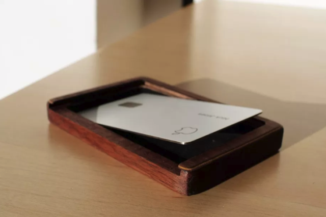 apple-card-tasimak-icin-uretilen-tahta-cuzdan